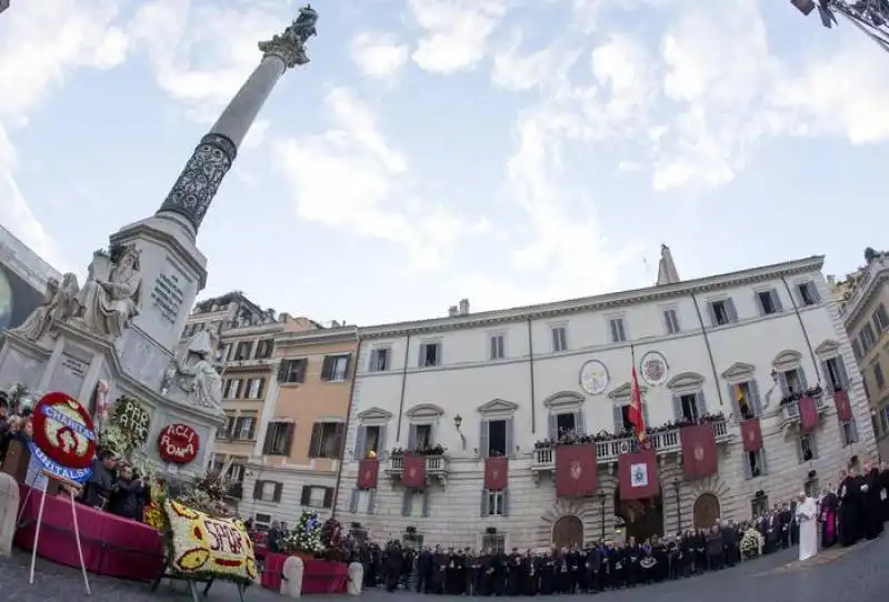 l papa in piazza di spagna  