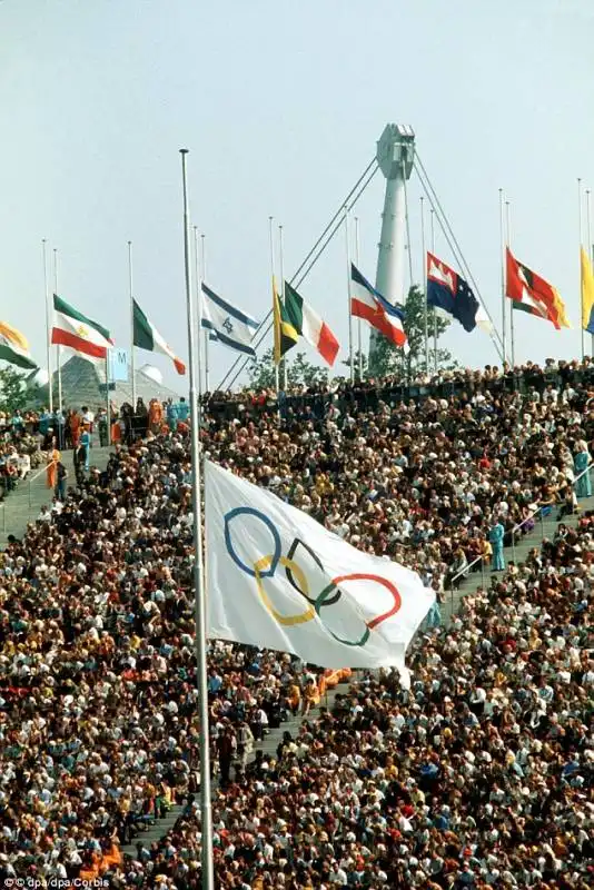 la bandiera olimpica a mezz asta durante i funerali