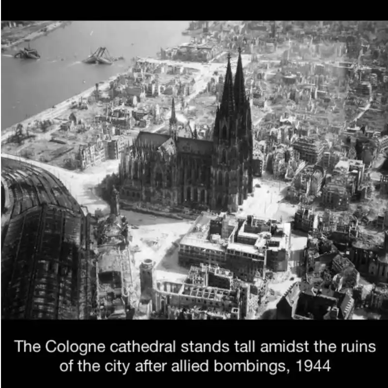 la cattedrale di colonia tra le rovine dopo i bombardamenti 1944