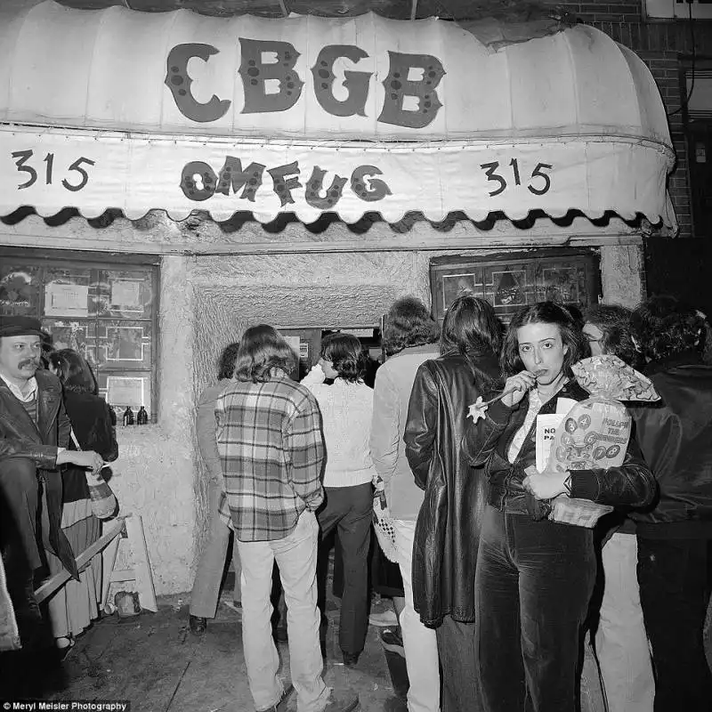 la fila davanti al cbgb nel 77