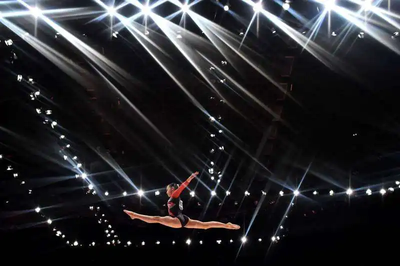  la giapponese aiko sugihura durante i campionati del mondo di ginnastica a glasgow in scozia