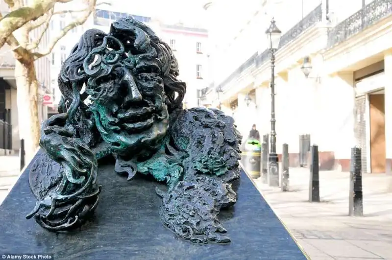 la testa di oscar wilde mentre esce da un sarcofago   londra