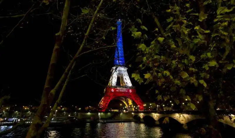 la torre eiffel si illumina dopo gli attacchi di parigi