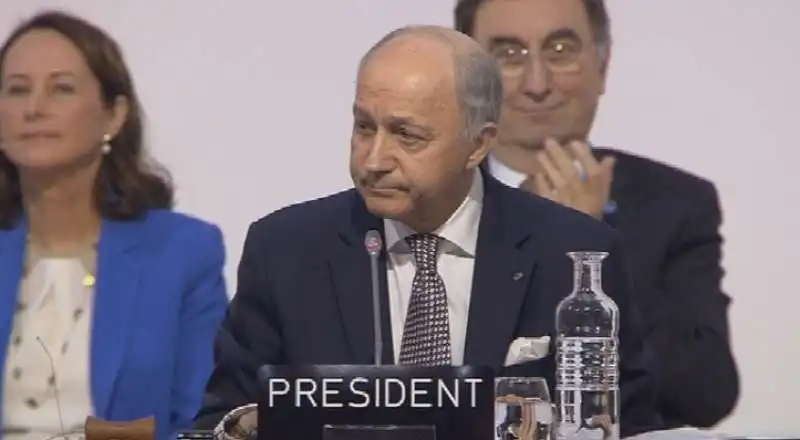 laurent fabius in lacrime annuncia l accordo sul clima cop21  1