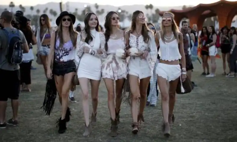 lucy nicholson modella alessandra ambrosio al coachella festival