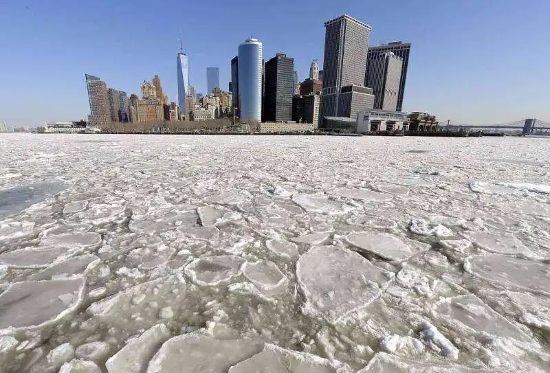 manhattan il ghiaccio nella east river