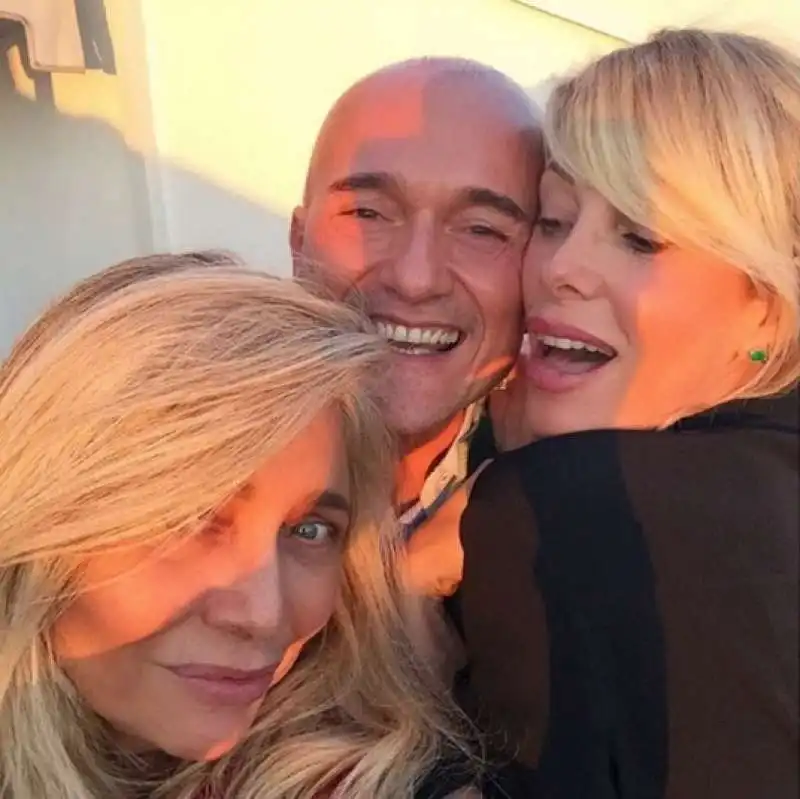 mara venier alessia marcuzzi a pranzo da alfonso signorini con la berlusconi family 