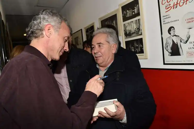 marco travaglio autografa il libro slurp