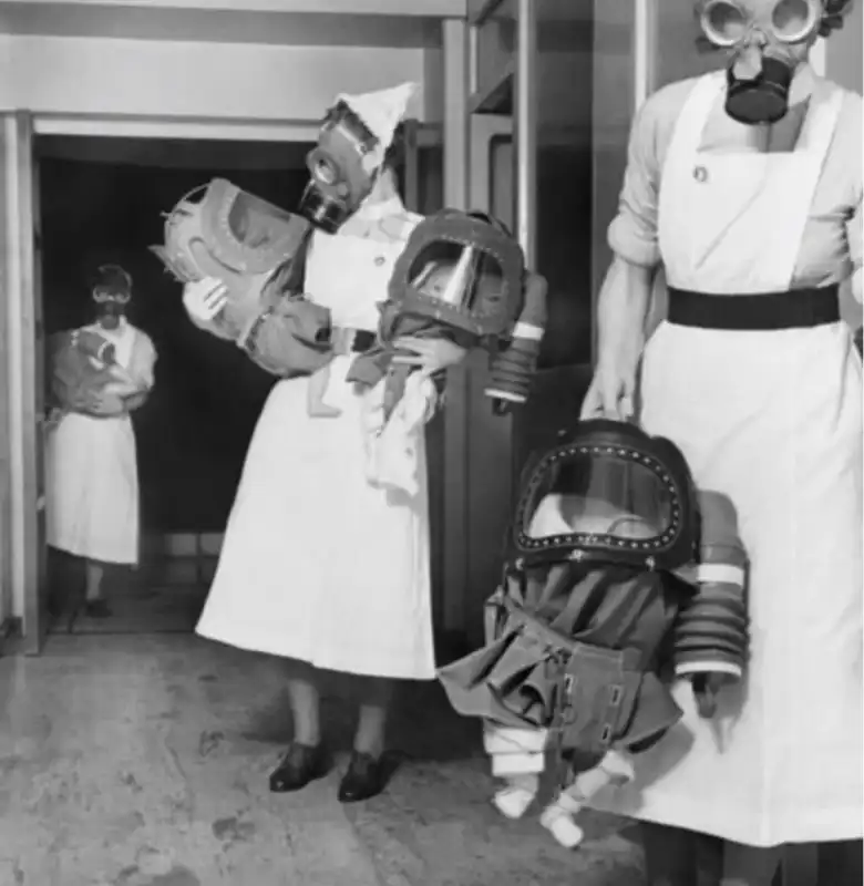 maschere del gas per bambini testate in un ospedale inglese nel 1940