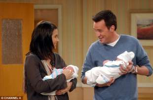 matthew perry courtney cox nei panni di chandler e monica