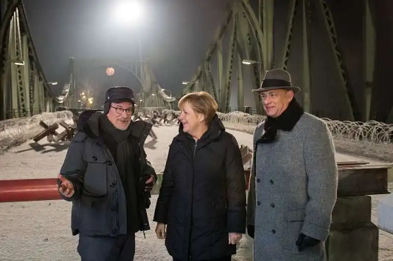 merkel sul set del ponte delle spie con spielberg e hanks