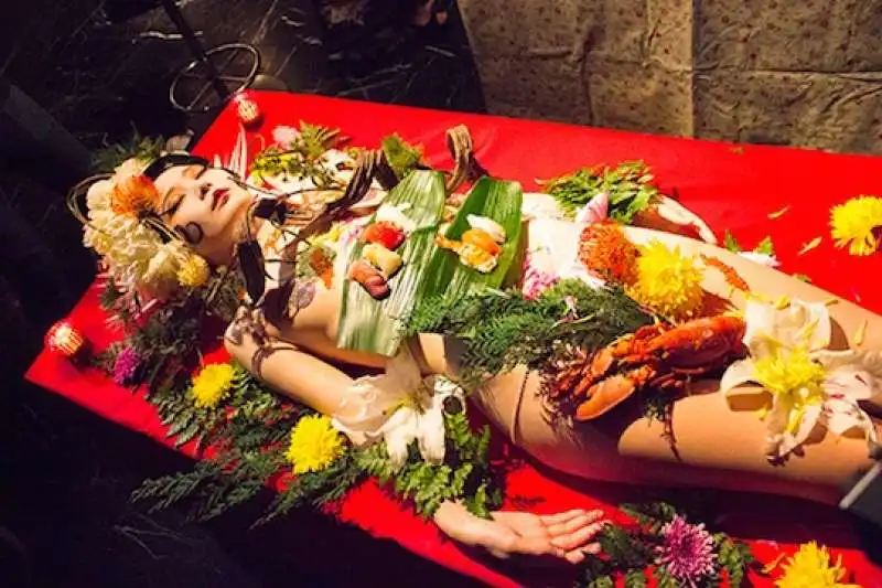 modella al nyotaimori