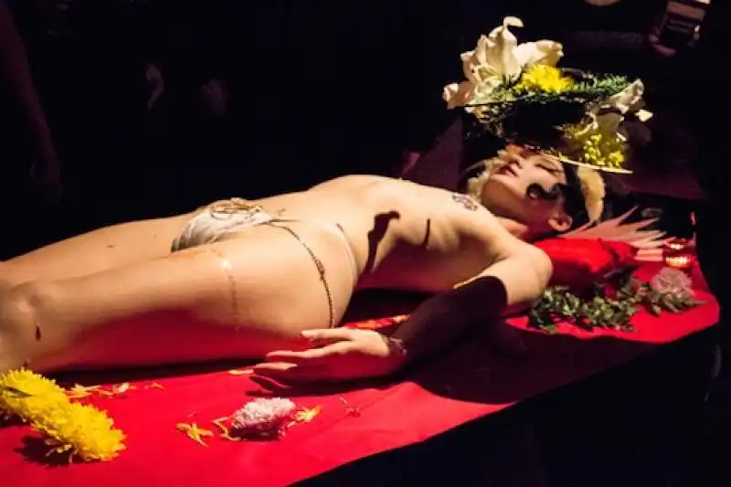 modella si sdraia per il nyotaimori