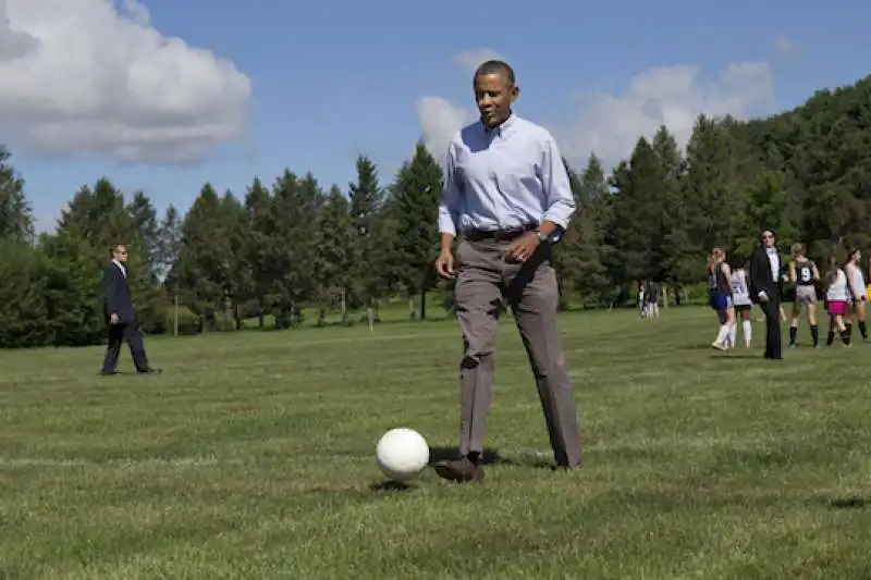 obama gioca a calcio  