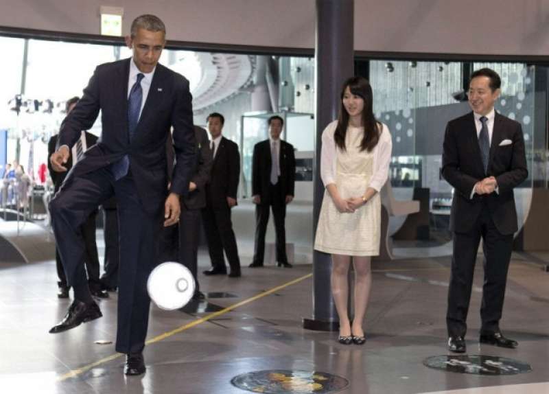 obama gioca a calcio col robot