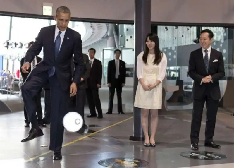 obama  gioca  a calcio col robot 