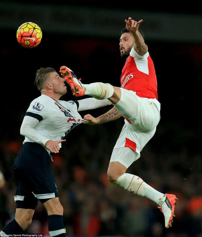 olivier giroud a gamba tesa su toby alderweireld