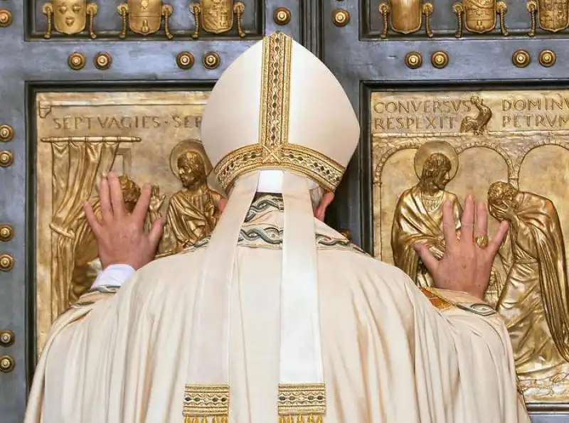 papa bergoglio apre la porta santa