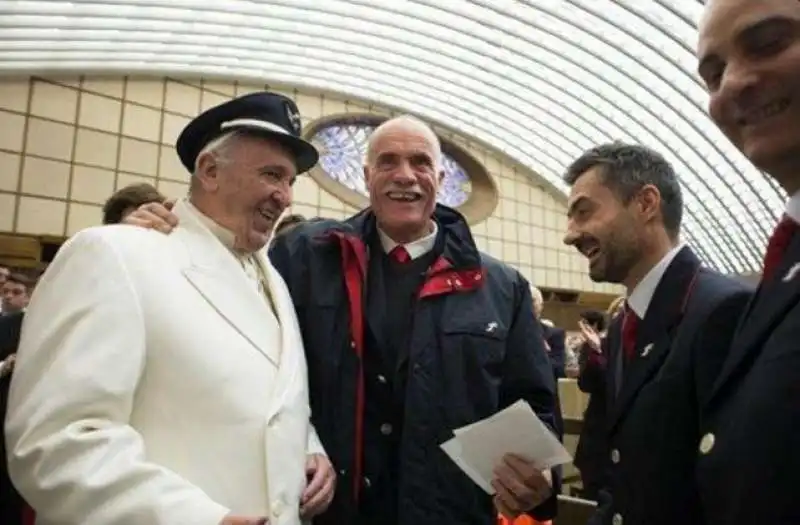 papa francesco bergoglio con i ferrovieri