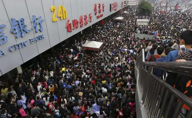 passeggeri in coda alla stazione di zhengzhou