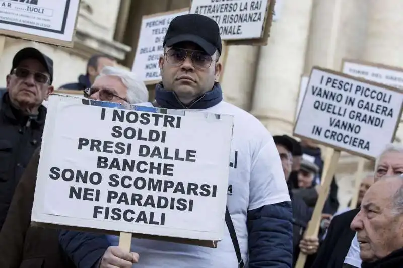 protesta dei risparmiatori davanti a bankitalia  1