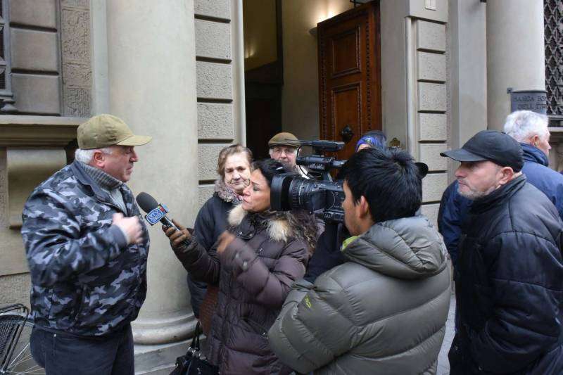 protesta dei risparmiatori davanti banca etruria 3