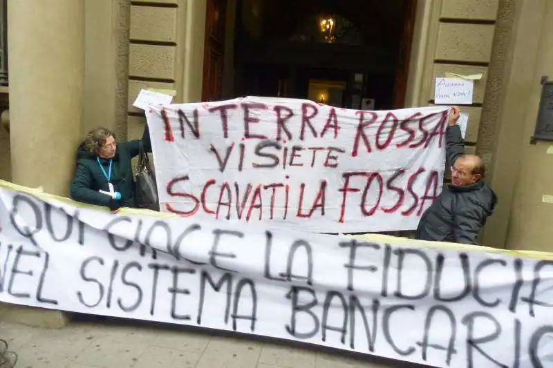 protesta dei risparmiatori davanti banca etruria  4