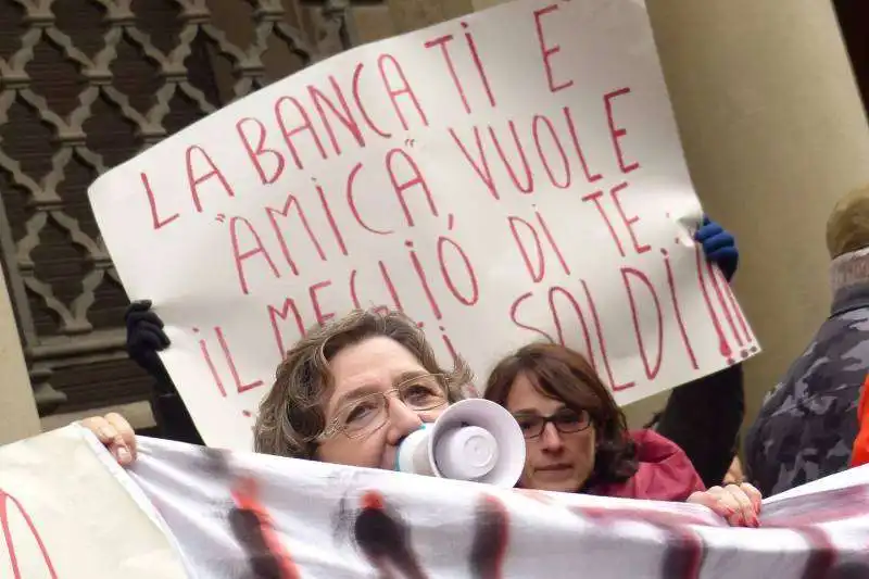 protesta dei risparmiatori davanti banca etruria  5