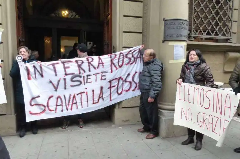 protesta dei risparmiatori davanti banca etruria  6