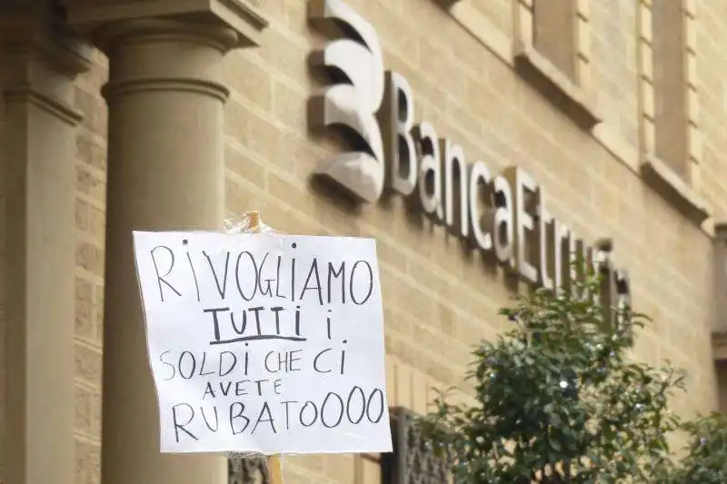 protesta dei risparmiatori davanti banca etruria  7