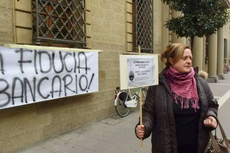 protesta dei risparmiatori davanti banca etruria  8