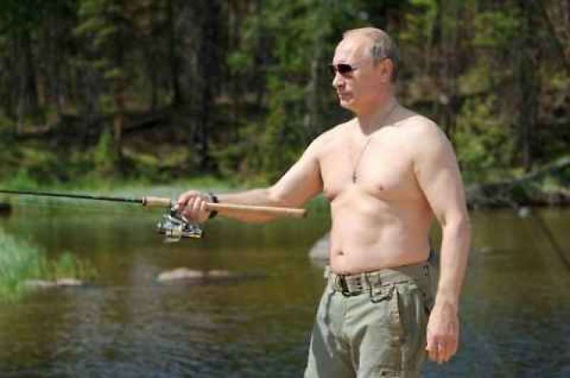 PUTIN A TORSO NUDO