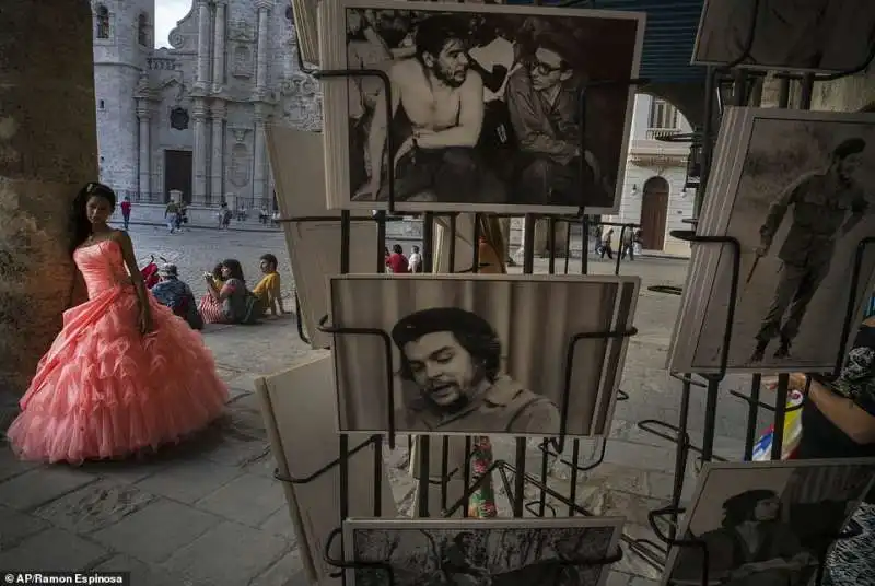 quinceanera vicino alla cattedrale dell havana