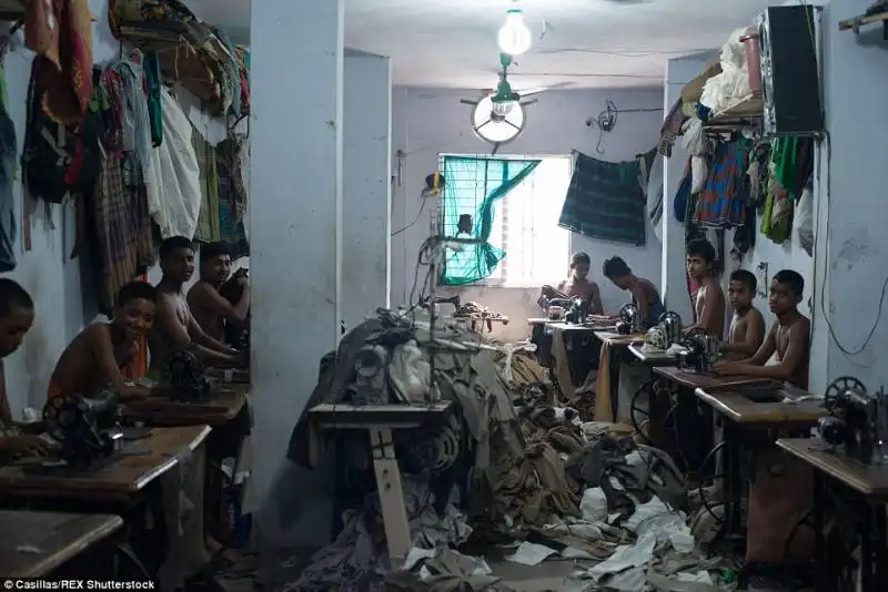 ragazzi bengalesi al lavoro