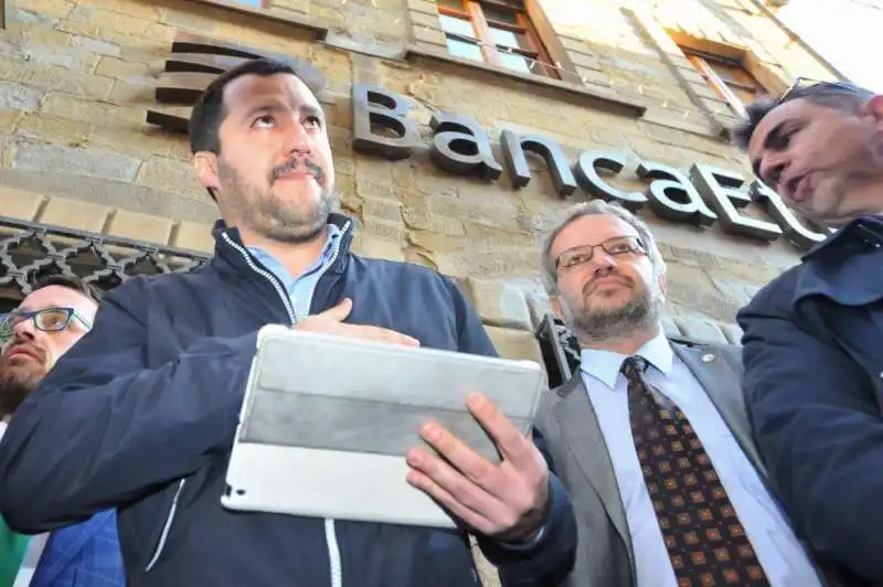 SALVINI DAVANTI ALLA SEDE DI BANCA ETRURIA   