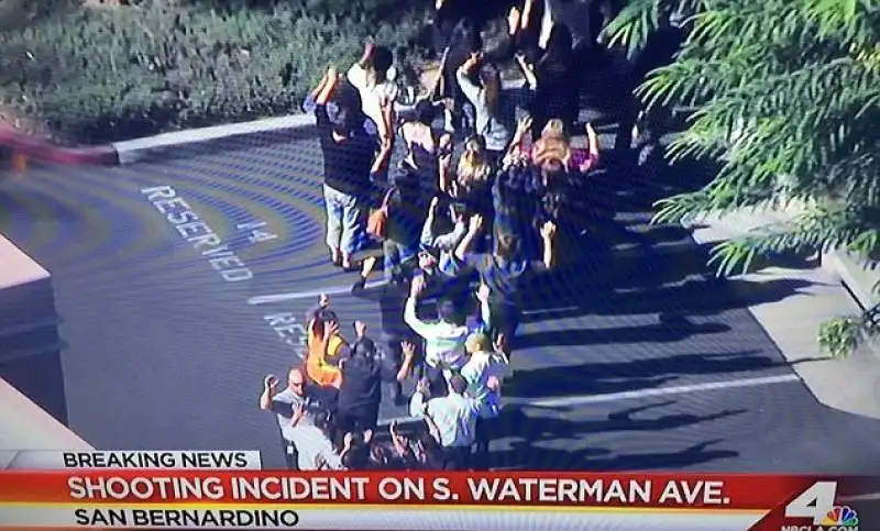 sparatoria a san bernardino, in california 9 people are pictured being evacuated from the car park after the  a 42 1449087470928