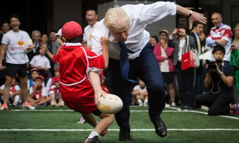 stefan rousseau il sindaco di londra boris johnson si unisce a una partita di rugby per strada a tokyo 