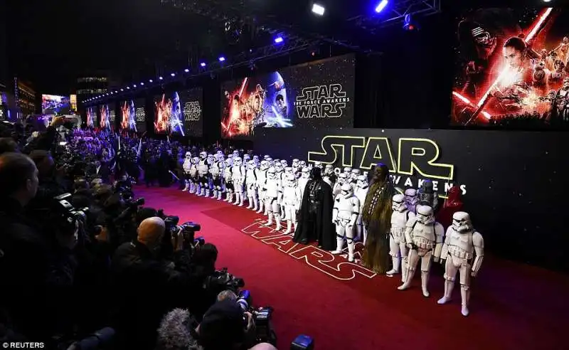 stormtroopers e dart fener posano sul red carpet