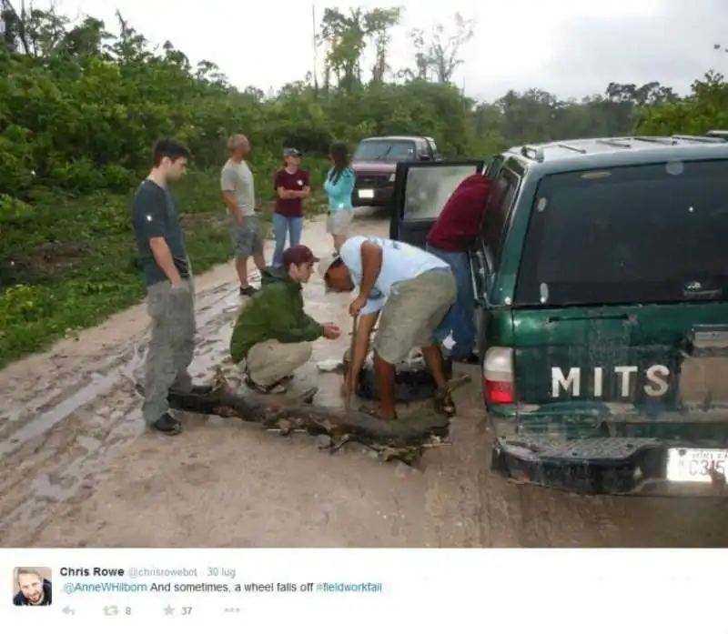 su una strada dissestata e piena di fango puo capitare che si stacchi una ruota 