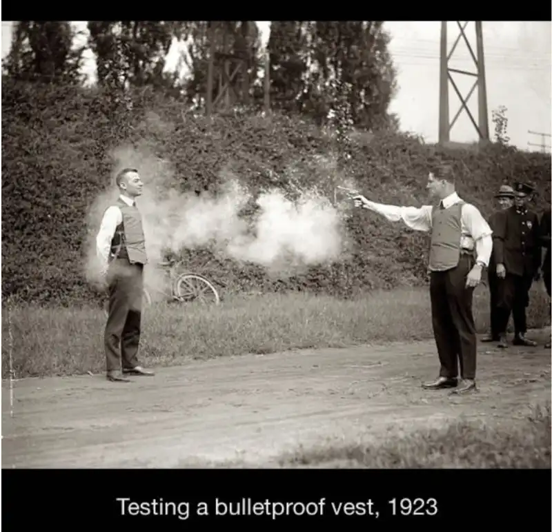 test di un giubotto antiproiettile nel 1923