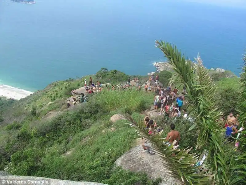 turisti alla pedra do telegrafo