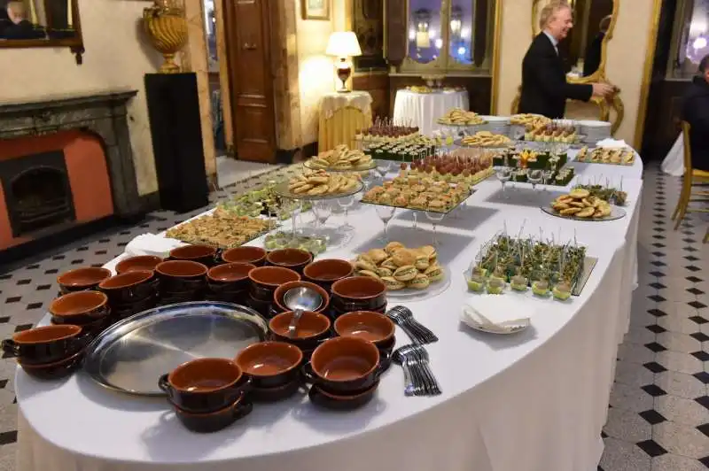 un buffet per gli ospiti