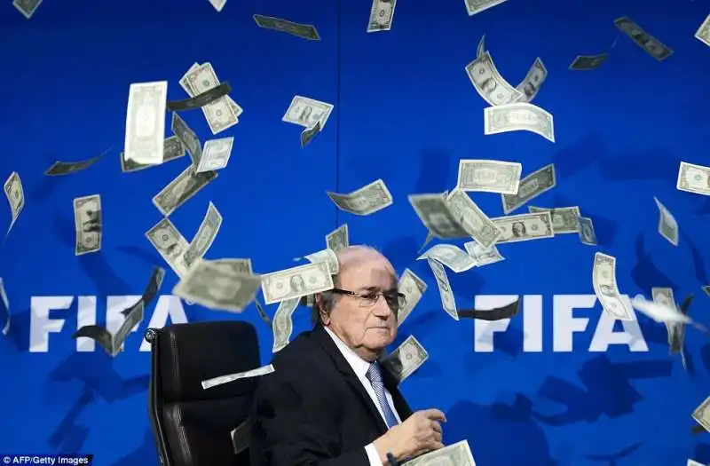 un comico britannico getta dollari sul presidente fifa sepp blatter