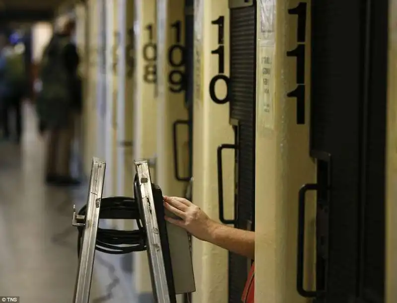 un detenuto telefona da una cella dell east block