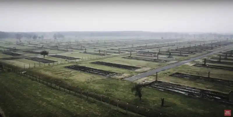 un drone riprende le rovine di auschwitz