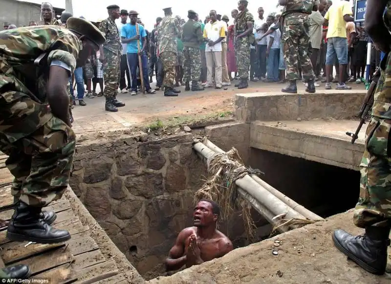 un uomo del burundi implora per la sua vita nella capitale cibitoke durante guerra civile