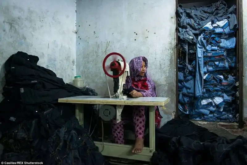 una bambina in una fabbrica di jeans