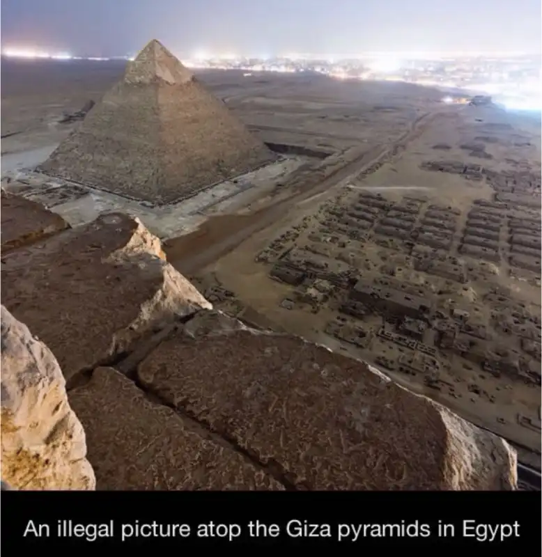 una foto illegale scattata in cima a a una piramide giza