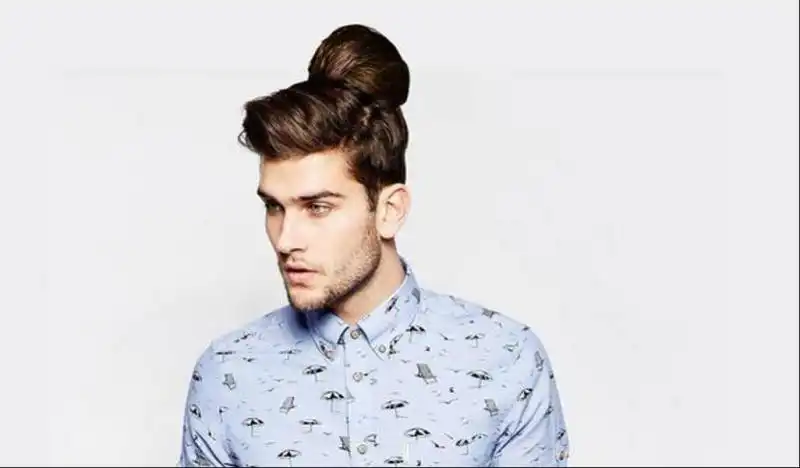 uomo con chignon