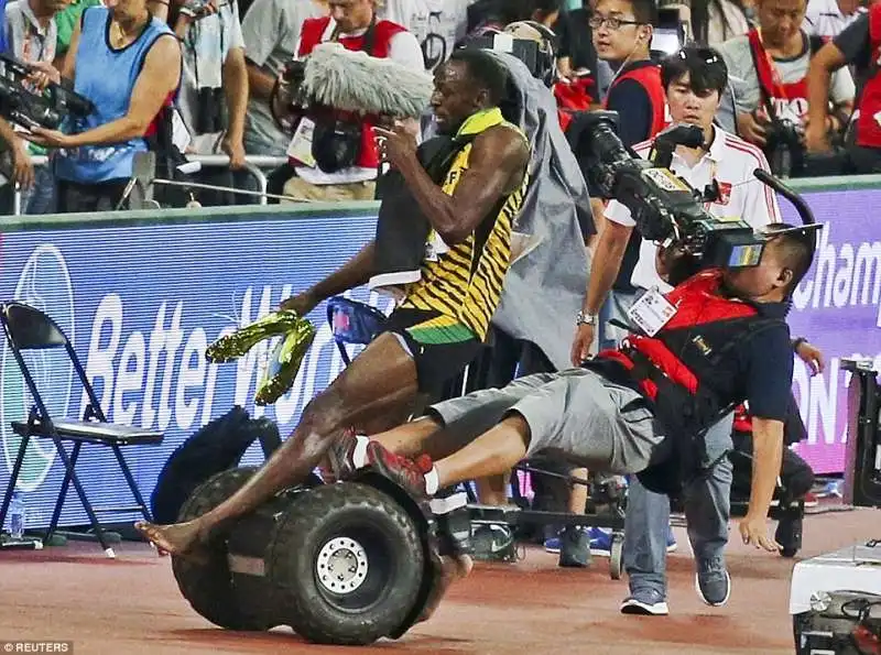 usain bolt atterrato da un cameraman a beijing